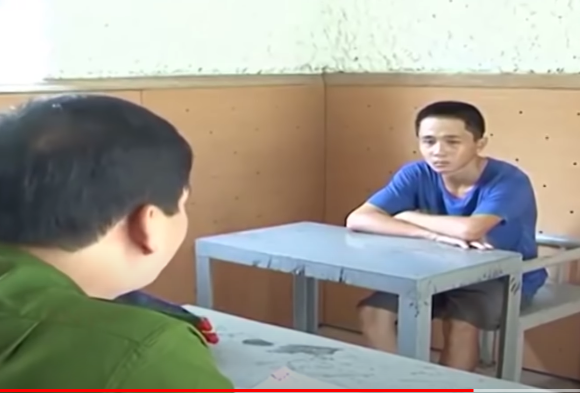 Tại cơ quan Công an, Quang khai nhận, đầu tháng 8/2012, Quang mang chiếc điện thoại đi động cũ đến của hàng tạp hóa của anh Nguyễn Văn Lạng để bán thì bị anh Lạng chê “Cái máy cũ này không đáng bao nhiêu tiền...”. Anh Lạng vừa dứt lời thì cậu thanh niên trợn mắt “cái điện thoại thế này mà ông trả bèo thế à?”.