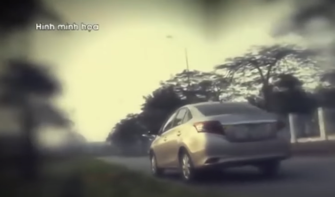 Chiều 6/8/2012, Quang lấy một chiếc liềm của gia đình mình ra quán rượu mượn chiếc búa đinh đập cong mũi liềm rồi dắt vào sau lưng quần và gọi điện thuê anh Lạng (anh Lạng kiêm lái xe) chở đi xã Tân Thắng, huyện Quỳnh Lưu với giá 350 ngàn đồng. Anh Lạng đồng ý và phóng xe qua đón Quang.