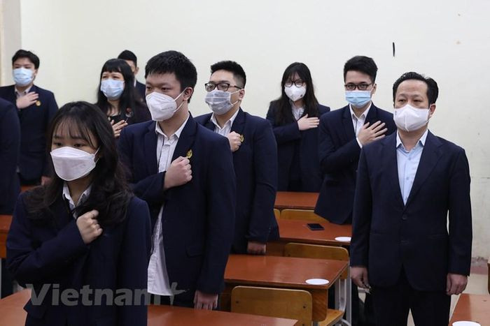 Nhà trường không tổ chức tập trung chào cờ tại sân trường như thường lệ mà sẽ diễn ra tại các phòng học. (Ảnh: Vietnam+)