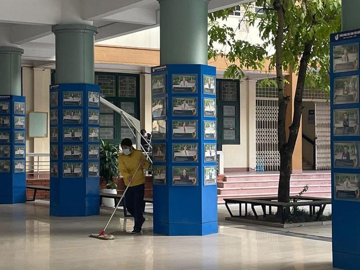 Theo cô Loan, lao công tại trường THPT Nguyễn Tất Thành, học sinh của trường hôm nay không đi học mà vẫn học online ở nhà. Trường hiện chỉ có các cô làm dọp dẹp vệ sinh. (Ảnh: Pháp luật Việt Nam)