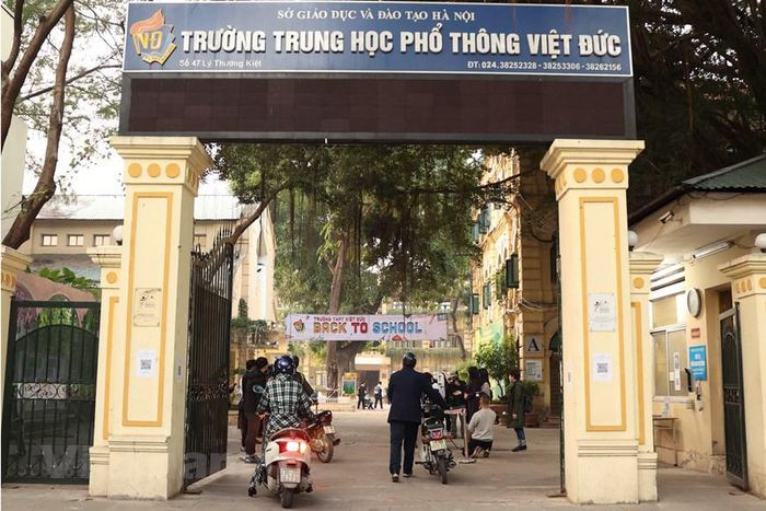Ngày 6/12, Trường Trung học phổ thông Việt Đức đã tổ chức cho học sinh khối lớp 12 quay trở lại trường và điều chỉnh việc tổ chức các lớp học theo những phương án mới. (Ảnh: Vietnam+)