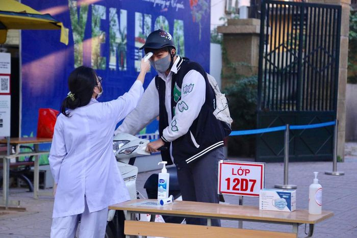 Em Phạm Linh Giang, học sinh lớp 12, Trường THPT Yên Hòa cho hay, dù mừng vui nhưng em cũng cảm thấy lo lắng vì tình hình dịch bệnh vẫn đang diễn biến khá phức tạp. (Ảnh: Vietnamnet)