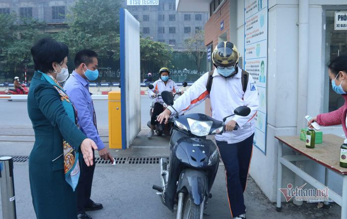 Tại Trường THPT Chuyên Hà Nội học sinh cũng được đo thân nhiệt và khử khuẩn tại khu vực cổng trường trước khi lên lớp. (Ảnh: Vietnamnet)