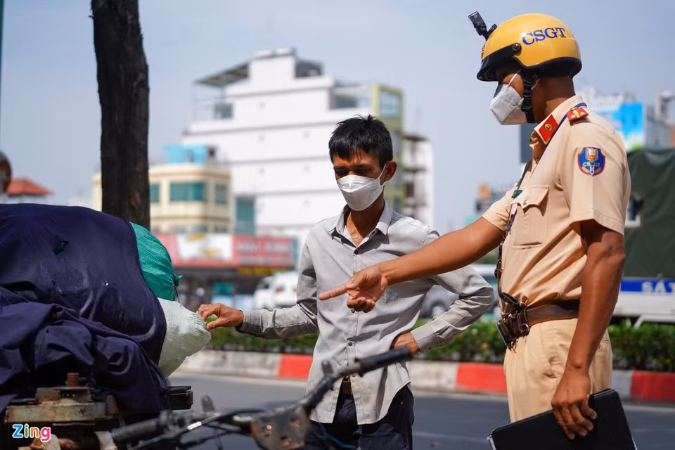 Tài xế bỏ xe khi bị CSGT TP.HCM xử phạt Tai xe bo xe khi bi CSGT TP.HCM xu phat