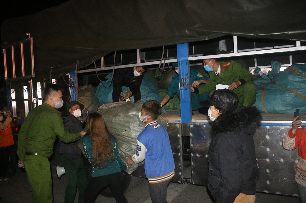 Sau khi clip xuất hiện đã tạo thành một cơn “bão mạng” khi nhận được hàng triệu lượt tương tác, chia sẻ và bình luận của cộng đồng mạng. Phần lớn các ý kiến đều lên án hành động “vô nhân tính” của người phụ nữ khi làm nhục, cắt tóc cô gái trẻ tuổi chỉ vì lấy trộm một chiếc váy.