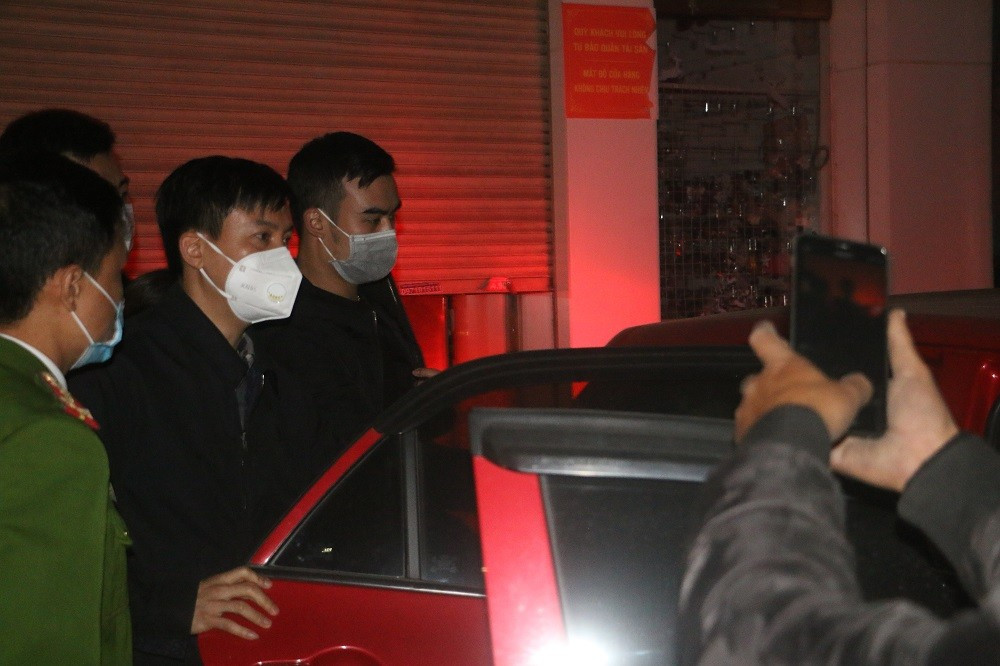 Nguyên nhân sự việc là do khi cô gái trẻ đi mua quần áo tại shop Mai Hường đã có hành vi lấy trộm một chiếc chân váy có trị giá 160.000 đồng. Dù đã khóc lóc, xin lỗi và hứa sẽ trả tiền chiếc váy những chủ shop không đồng ý.