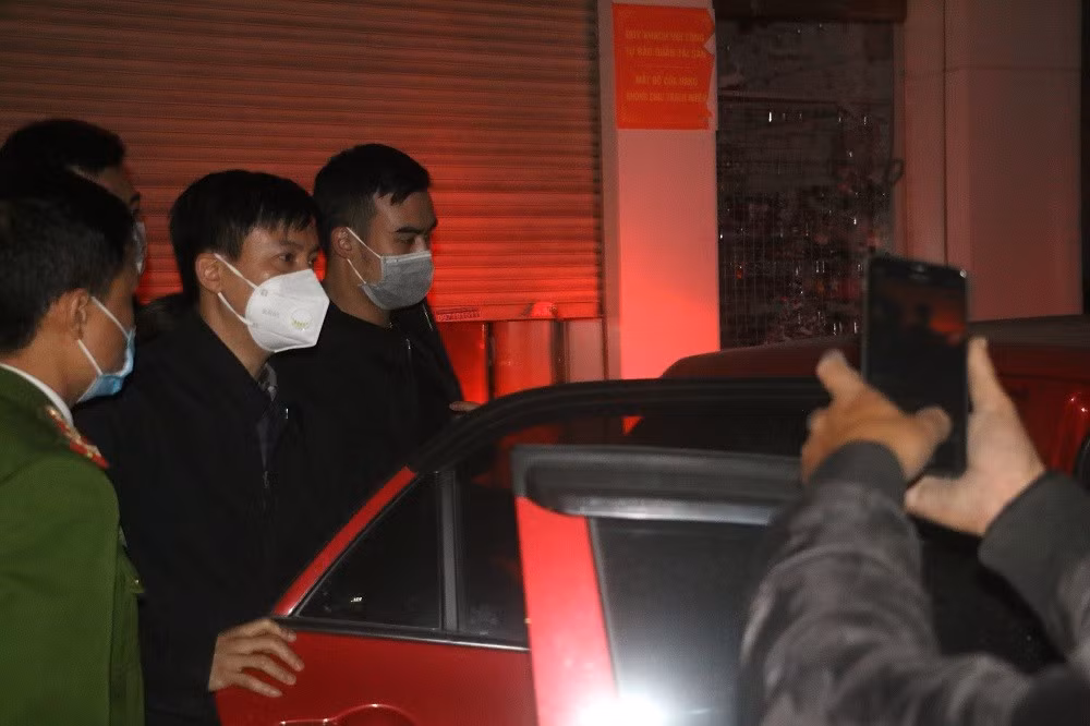 Nguyên nhân sự việc là do khi cô gái trẻ đi mua quần áo tại shop Mai Hường đã có hành vi lấy trộm một chiếc chân váy có trị giá 160.000 đồng. Dù đã khóc lóc, xin lỗi và hứa sẽ trả tiền chiếc váy những chủ shop không đồng ý.