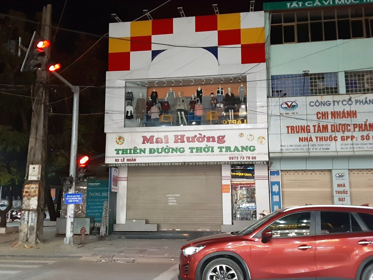 Theo tìm hiểu của PV, cô gái trẻ lấy trộm váy bị “bạo hành” là một học sinh cư trú tại địa phương. Hiện vụ chủ shop bạo hành, cắt tóc nữ sinh lấy trộm váy ở Thanh Hóa đang được cơ quan chức năng điều tra làm rõ.