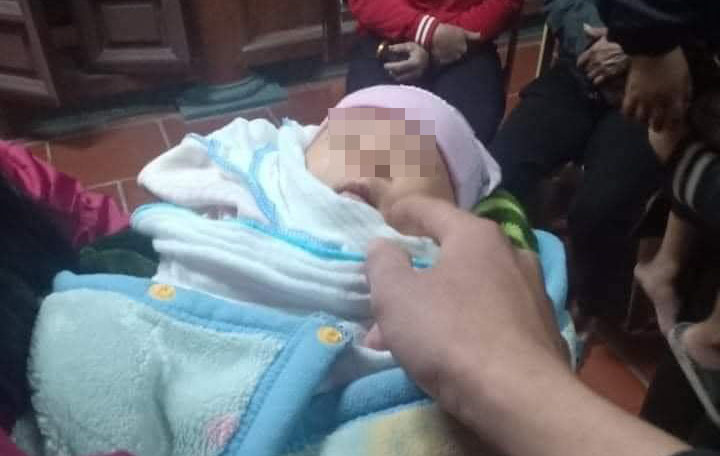 Hà Nam: Phát hiện bé gái sơ sinh bị bỏ rơi trước cổng chùa Ha Nam: Phat hien be gai so sinh bi bo roi truoc cong chua