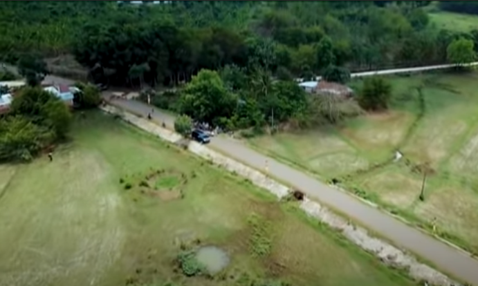 Theo hồ sơ vụ án, khoảng 6h40 ngày 7/2/2021 (26 tháng Chạp), người dân sinh sống trên địa bàn ấp Phú Lạc, xã Thạnh Phú, thị xã Bình Long, tỉnh Bình Phước đang đi làm thì phát hiện một vật thể lạ nằm lấp ló bên cạnh một ruộng lúa đã thu hoạch.