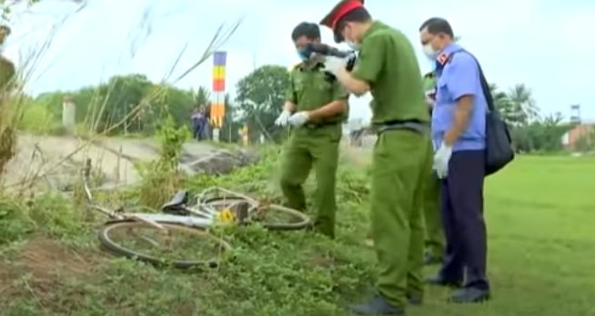 Công an xác định được danh tính của nạn nhân là ông Vũ Đình N., SN 1954, thị xã Bình Long, tỉnh Bình Phước. Người nhà nạn nhân cho biết, ông N. hiện đang hành nghề bán vé số, thường ngày ông N. bán vé tại nhiều nơi trên địa bàn thị xã. Người nhà cũng cho hay, ông N. thường mang nhiều tiền trong người và trên tay có đeo nhẫn vàng. Tuy nhiên, khi phát hiện thi thể của ông N. thì những tài sản trên không còn trên người của nạn nhân nữa.