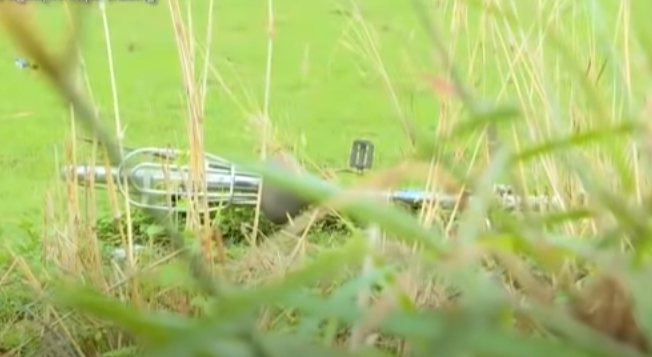 Thông tin ban đầu xác định, nạn nhân là nam giới, tử vong trong tư thế nằm úp, 2 tay khoanh trước ngực, cạnh hiện trường có một chiếc xe đạp và một chiếc đèn pin (cách thi thể 5m). Sau đó, cơ quan chức năng nhanh chóng rà soát lai lịch của nạn nhân và phát đi thông tin tìm người nhà với những đặc điểm nhận dạng.