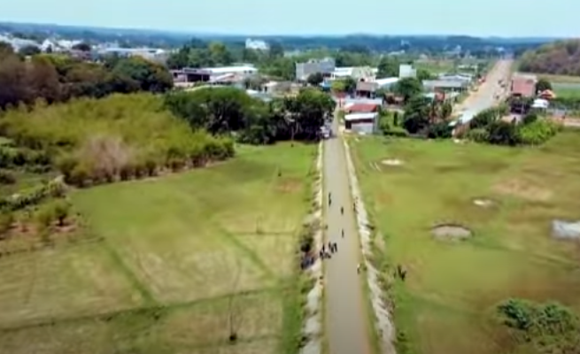 Tiến lại gần kiểm tra, người này tá hoả thấy 1 người đàn ông đang nằm bất động, gọi nhiều lần nhưng người này không phản hồi, kiểm tra thấy nạn nhân đã tử vong liền tri hô người dân và trình báo sự việc lên cơ quan chức năng.