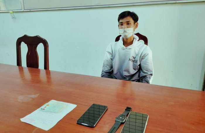  Rủ bạn đồng giới 'ngủ chung' để trộm cắp tài sản: Do đã có quen biết với nhau trên mạng xã hội facebook nên ông G. hẹn với Nguyễn Thái Bình (SN 2002, ở huyện Đông Hải, tỉnh Bạc Liêu) gặp nhau tại nhà nghỉ ở huyện Đông Hải để “ngủ chung”. Lợi dụng lúc ông G. ngủ say, Bình trộm chiếc điện thoại Iphone 7 plus đang sạc trên đầu giường và bỏ trốn. Ngày 3/12, Công an huyện Đông Hải cho biết đang tạm giữ Bình để điều tra. 