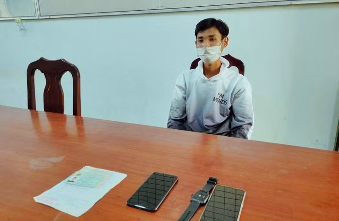  Rủ bạn đồng giới 'ngủ chung' để trộm cắp tài sản: Do đã có quen biết với nhau trên mạng xã hội facebook nên ông G. hẹn với Nguyễn Thái Bình (SN 2002, ở huyện Đông Hải, tỉnh Bạc Liêu) gặp nhau tại nhà nghỉ ở huyện Đông Hải để “ngủ chung”. Lợi dụng lúc ông G. ngủ say, Bình trộm chiếc điện thoại Iphone 7 plus đang sạc trên đầu giường và bỏ trốn. Ngày 3/12, Công an huyện Đông Hải cho biết đang tạm giữ Bình để điều tra. 