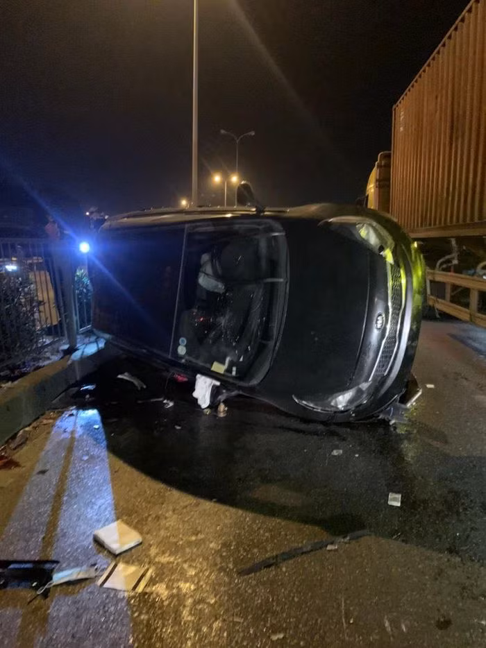  Người phụ nữ tử vong sau va chạm giữa 2 xe ô tô: Tối 2/12 trên QL 5, đoạn gần chân cầu Phú Lương, TP Hải Dương (Hải Dương) ô tô tải do anh Vương Văn Vỹ (45 tuổi, trú huyện Nam Sách) điều khiển đã xảy ra va chạm với xe ô tô do anh Vũ Đình Mích (41 tuổi, ở huyện Kim Thành), trên xe có chở theo bà Phạm Thị A. (59 tuổi, trú cùng địa phương). Hậu quả, bà A. tử vong tại chỗ. 