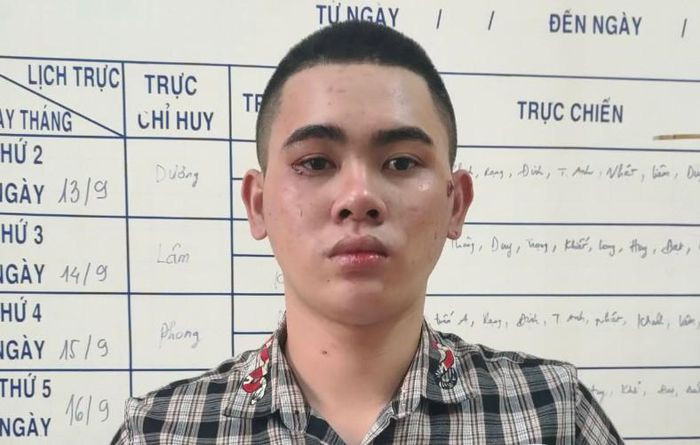  Đâm 1 người bị thương khi bị truy đuổi vì cướp điện thoại: Bị truy đuổi vì giật chiếc điện thoại ở quận Bình Tân (TP.HCM), Lê Công Hậu (19 tuổi, quê Bến Tre) dùng dao bấm chống trả làm một nam thanh niên bị thương. Ngày 6/12, Công an quận Bình Tân cho biết đang tạm giữ Hậu để điều tra, làm rõ. 