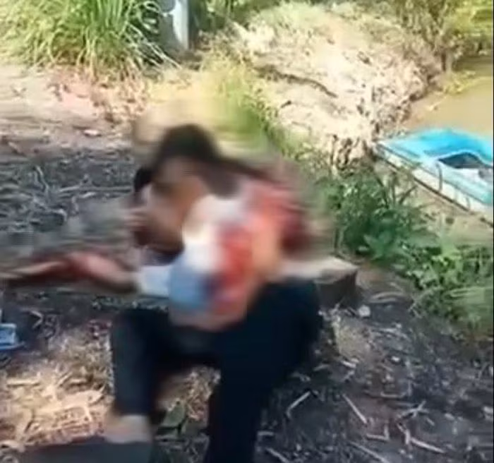  Thiếu niên 15 tuổi đâm chết người hơn mình 1 tuổi vì mâu thuẫn: Trưa 5/12, N.Đ.K. (15 tuổi) cùng N.D.K. (16 tuổi) đi xe máy đến nhà L.K.L. (16 tuổi, cùng trú huyện Đầm Dơi, tỉnh Cà Mau) "nói chuyện" nhằm giải quyết mâu thuẫn. Đến nơi, N.Đ.K. bất ngờ lấy dao trong cốp xe chém vào người L. khiến nạn nhân tử vong. Ngày 6/12, Công an huyện Đầm Dơi cho biết đang điều tra, làm rõ. 