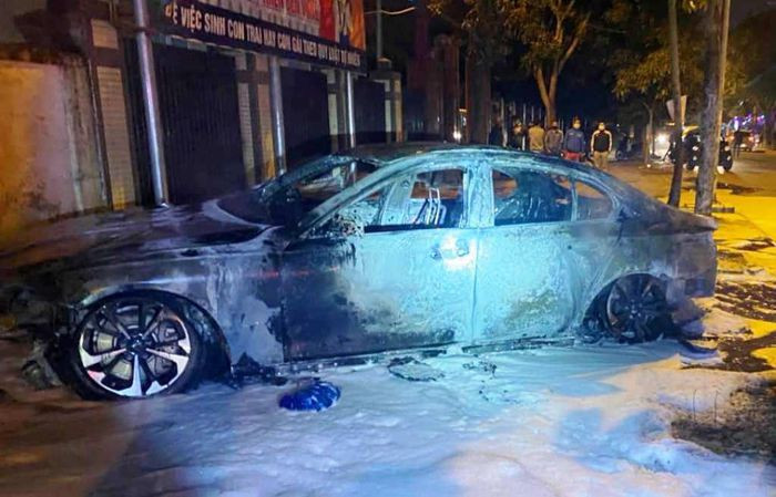  Đang đỗ trên vỉa hè, xế hộp bỗng bùng cháy trơ khung: Tối 5/12, một chiếc xe ô tô 4 chỗ (chưa rõ hãng xe và BKS) đang đậu trên đường Tuệ Tĩnh (phường Hà Huy Tập, TP Vinh, tỉnh Nghệ An) thì bất ngờ bốc cháy dữ dội. Rất may, thời điểm này trên xe không có người. 