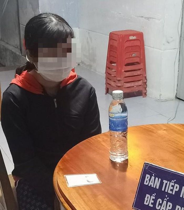  Dựng lên vụ cướp "táo bạo" sau khi bị lừa mua hàng qua mạng: Bị lừa hết 15 triệu đồng khi đặt mua hàng qua mạng, N.T.K.D (SN 1998, trú huyện An Phú, An Giang) sợ gia đình trách mắng, nên tự gây thương cho mình rồi đến Công an báo bị cướp. Ngày 6/12, Công an huyện An Phú cho biết đang điều tra, làm rõ.