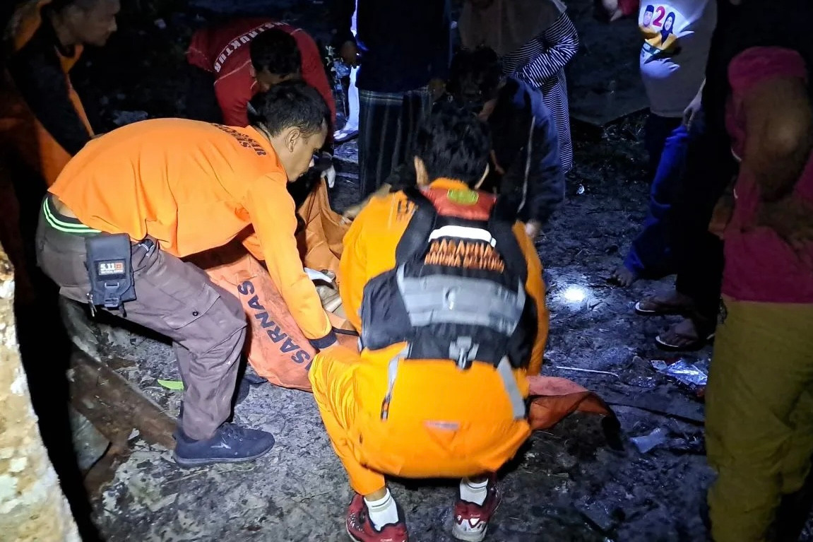 Sáng sớm hôm sau, cơ quan tìm kiếm cứu nạn Bangka Belitung mới tìm thấy thi thể của Caca nổi lên mặt nước không xa nơi cô bé bị tấn công. Ảnh: Voi.ID