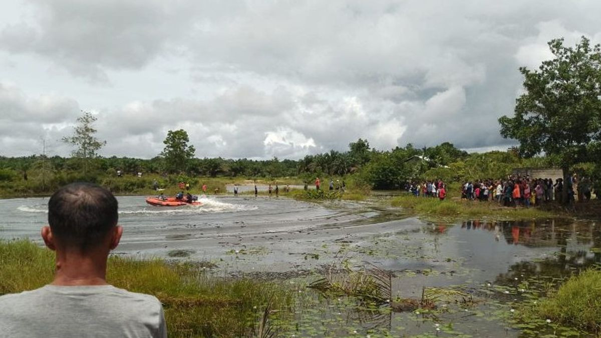 Chứng kiến sự việc, bố mẹ của Caca đã cố gắng chạy đến cứu con gái nhưng cô bé đã bị kéo khỏi bờ. Người đứng đầu làng Bukit Layang, Surono, cho biết hồ nước này vốn là một mỏ khai thác quặng thiếc. Ảnh: Voi.ID