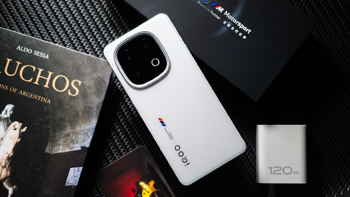 Chiếc máy được trang bị viên pin Siêu dẫn Silic carbon (Si/C) thời thượng cùng với dụng lượng 6150 mAh. Tốc độ sạc 120W, người dùng chỉ cần 30 phút để sạc đầy máy từ 0% pin.