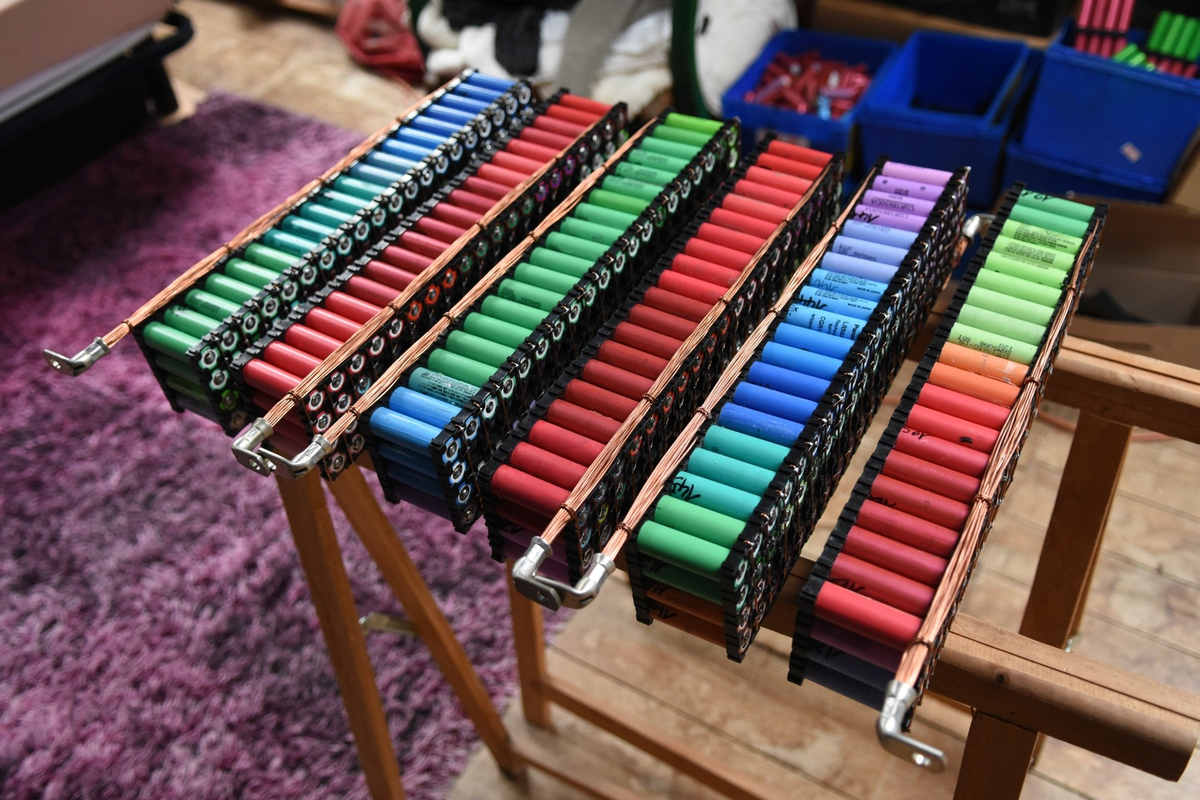 Về sau, Glubox nhận thấy các acquy cọc chì không hoạt động tốt bằng các cell pin laptop. Anh đã loại bỏ ắc quy và chỉ hoàn toàn sử dụng các bộ pin này cho hệ thống của mình. Anh ghép chúng thành từng bộ 80 viên và dùng dây đồng phế liệu để kết nối chúng lại với nhau.