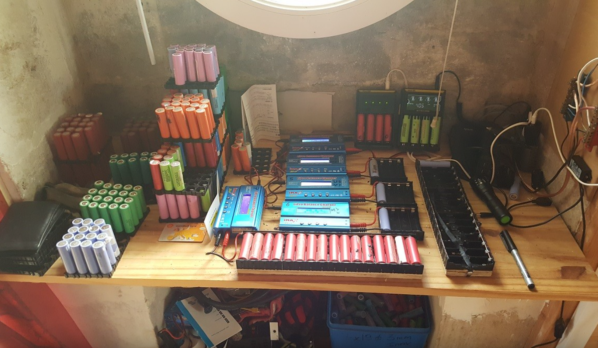 Ý tưởng lần đầu tiên xuất hiện từ tháng 11/2016, khi anh Glubux chia sẻ kế hoạch dự án trên diễn đàn. Ngay từ lúc này, anh đã bắt tay vào lắp ráp những linh kiện đầu tiên: một dàn pin Mặt trời 1,4kW, một ắc quy 24V 460 Ah lấy từ xe nâng, một bộ điều khiển sạc nhằm quản lý lượng điện nạp vào ắc quy, và một biến tần có công suất 3kVA giúp ổn định dòng điện đi vào các thiết bị gia dụng.