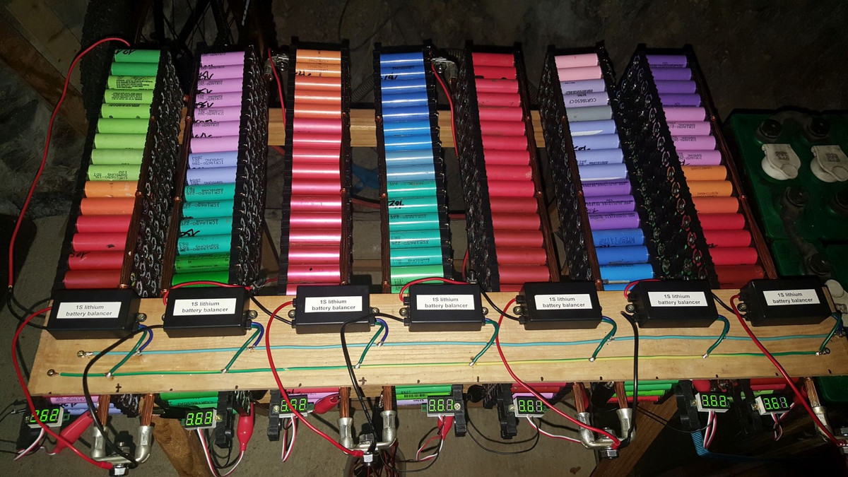 Những bộ cân bằng này đã giúp cho 6 bộ pin ban đầu đạt được sự ổn định. Những bộ pin có điện áp cao sẽ được ưu tiên xả để trong mọi trường hợp dù đang sạc hay đang xả, điện áp của chúng để không chênh lệch quá 0,5V. Trong khi đó anh tiếp tục thu thập thêm pin để bổ sung cho hệ thống của mình.