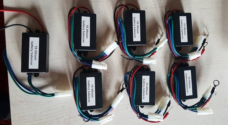 Đầu tiên, với 6 bộ pin như vậy anh đã đấu thử tải liên tục trong năm ngày. Mọi chuyện đều ổn cho đến ngày thứ 6 thì anh gặp phải tình trạng các bộ pin này bị tụt điện áp. Để khắc phục, Glubox đã bổ sung thêm pin vào các bộ này, đồng thời lên mạng mua thêm 20 bộ cân bằng xả.