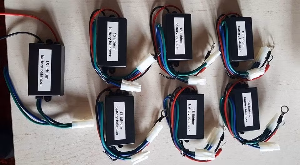 Đầu tiên, với 6 bộ pin như vậy anh đã đấu thử tải liên tục trong năm ngày. Mọi chuyện đều ổn cho đến ngày thứ 6 thì anh gặp phải tình trạng các bộ pin này bị tụt điện áp. Để khắc phục, Glubox đã bổ sung thêm pin vào các bộ này, đồng thời lên mạng mua thêm 20 bộ cân bằng xả.