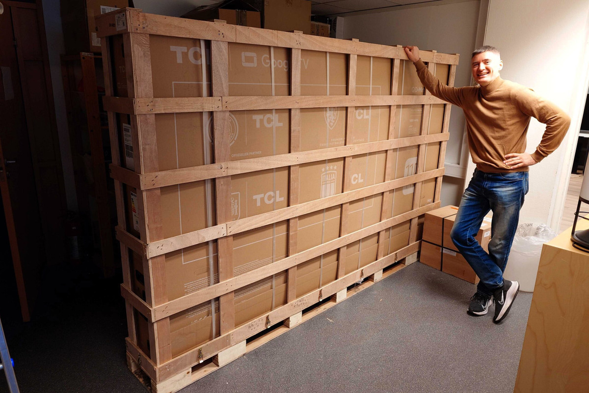 Đúng như danh xưng to nhất thế giới, chiếc TV mới này lập kỷ lục với màn hình LED Mini QD khổng lồ 115 inch. Sản phẩm có giá 2.999.990 INR (khoảng 34,690 USD – 880 triệu đồng) và có sẵn thông qua các nhà bán lẻ như Reliance Digital, Croma, Amazon, Flipkart. Ảnh: Indian Today