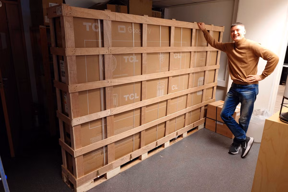 Đúng như danh xưng to nhất thế giới, chiếc TV mới này lập kỷ lục với màn hình LED Mini QD khổng lồ 115 inch. Sản phẩm có giá 2.999.990 INR (khoảng 34,690 USD – 880 triệu đồng) và có sẵn thông qua các nhà bán lẻ như Reliance Digital, Croma, Amazon, Flipkart. Ảnh: Indian Today