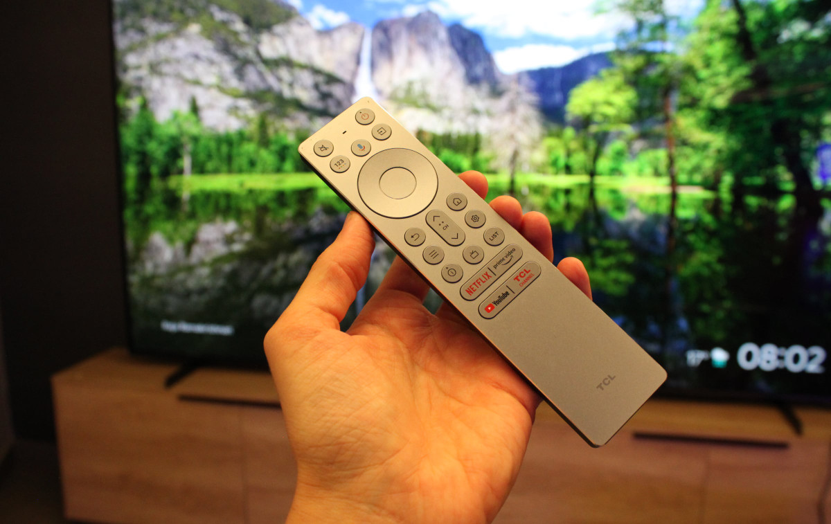 Điều khiển từ xa thông minh kèm theo tích hợp micro, cho phép tìm kiếm nội dung bằng giọng nói nhanh chóng. Tuy nhiên, người dùng hầu như không cần sử dụng đến remote này bởi nó có thể được thay thế bằng Google Cast điều khiển bằng giọng nói từ smartphone. Ảnh: Dolice Test