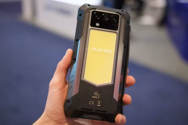 Đầu tiên trong số này là WP100 Titan, nó là một cục gạch đúng nghĩa với khối pin 33.000mAh. Với một viên pin to đến mức vô lý như vậy nó hỗ trợ một cái đèn cắm trại ở mặt sau với độ sáng lên đến 1200 lumen. Ảnh: CES 25