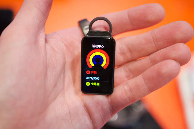 Chiếc màn hình kiêm đồng hồ thông minh/tai nghe này có màn hình cảm ứng đầy đủ chức năng với giao diện người dùng và phần mềm riêng. Nó hiển thị thời gian và thông báo, có ứng dụng tùy chỉnh, cung cấp chức năng theo dõi hoạt động và giấc ngủ. Ảnh: CES 25