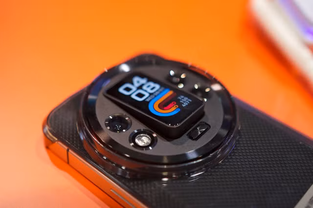 Tuy nhiên, khi nhấn vào nút nhỏ bên dưới, màn hình phía sau sẽ bật ra để sử dụng độc lập với điện thoại. Sau đó, bạn có thể gắn nó vào dây đeo để đeo như đồng hồ hoặc thậm chí là đeo vào tai và sử dụng như tai nghe Bluetooth. Ảnh: CES 25