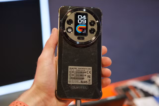 Điều khác biệt khiến nó trở nên quái dị cũng nằm ở mặt sau. Thoạt nhìn thì đây giống như một màn hình phụ của máy. Ảnh: CES 25