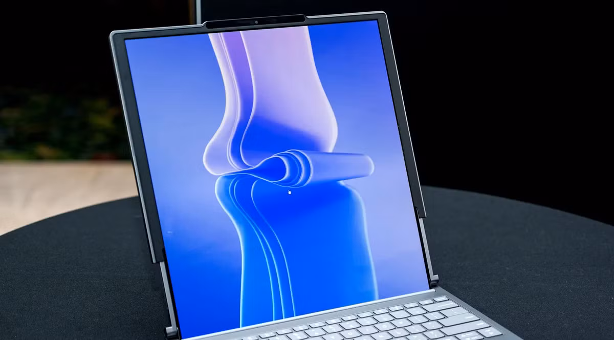 Tại triển lãm CES đang diễn ra tại Las Vegas (Mỹ) hãng Lenovo của Trung Quốc khiến cả thế giới công nghệ vô cùng ngạc nhiên khi trình làng mẫu laptop màn hình cuộn. Ảnh: Lenovo