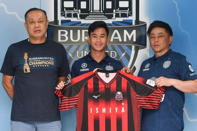 Cầu thủ sinh năm 1998 này được biết đến khi ra mắt câu lạc bộ Buriam United tại giải Ngoại hạng Thái Lan năm 2015 khi chỉ mới 17 tuổi. Chỉ 2 năm sau anh đã có tên trong danh sách đội tuyển quốc gia tham dự vòng loại Worldcup. Ảnh: Thai Rak