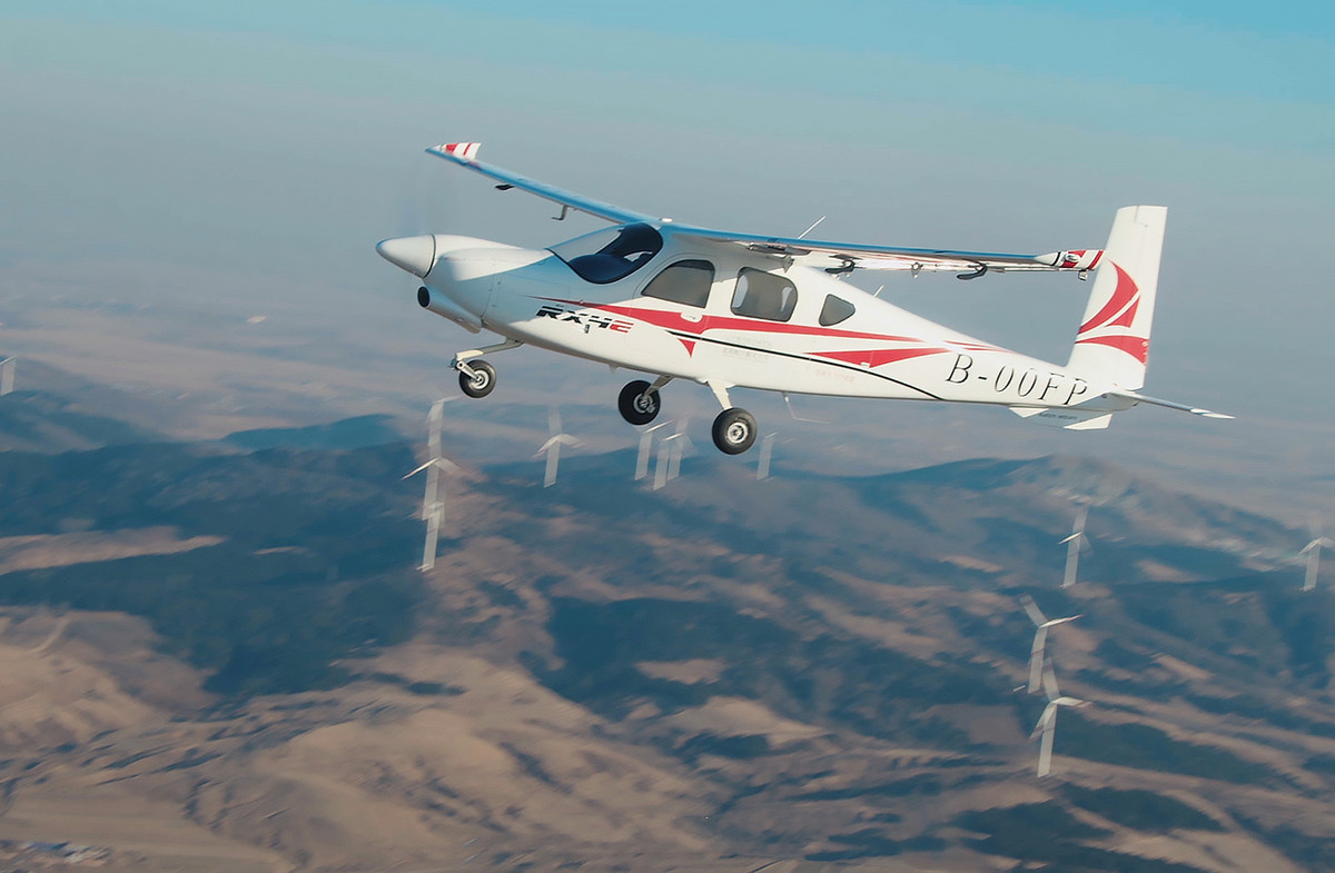 Về hành trình, chiếc máy bay điện chở khách đầu tiên trên thế giới có thể đạt được phạm vi 300 km, với tốc độ bay ổn định 220km/h. Khi cần thiết, máy bay có thể tăng tốc tối đa lên 289km/h.