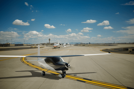 Henry Hooi Hing Lee - Chủ tịch sáng lập của Volar Air Mobility (đối tác bán hàng toàn cầu của LGAA) có trụ sở tại Hồng Kông, Trung Quốc - cho biết, công ty đã có thỏa thuận với các nhà phát triển để thương mại hóa máy bay điện này tại 15 quốc gia.