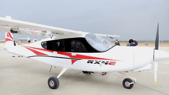 Về ngoại hình, RX4E có sải cánh 13,5 m và chiều dài 8,4 m. Nó chỉ cần khoảng chạy đà cất cánh là 380m, 400 đường băng khi hạ cánh, Hơn nữa, nó cũng có thể cất cánh từ bãi cỏ hoặc trên nền cát rất tiện lợi trong các điều kiện hạn chế không gian.