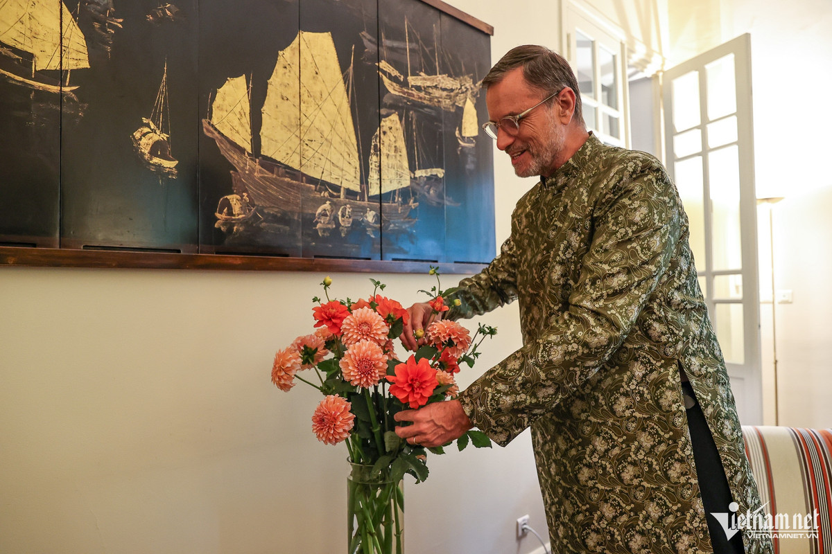 Đại sứ Olivier Brochet tự tay trang trí nhà cửa, cắm hoa, chuẩn bị bánh mứt và dùng trà ngon mời khách đến chơi Tết.