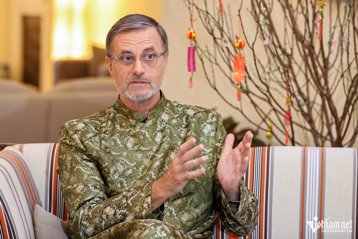 Ông cho biết, năm ngoái đã được trải nghiệm Tết tại Hà Nội, quả thực rất thú vị. "Tôi đặc biệt ấn tượng với tâm thế của người Việt dành cho Tết và ý nghĩa của Tết, có vẻ cũng giống với lễ Giáng Sinh của chúng tôi". Đây là dịp hướng về gia đình, cội nguồn với tình yêu thương - những giá trị tinh thần gắn với Tết. Và đặc biệt người Việt Nam có những phong tục rất đẹp để tưởng nhớ, tri ân đến ông bà, cha mẹ, thầy cô.