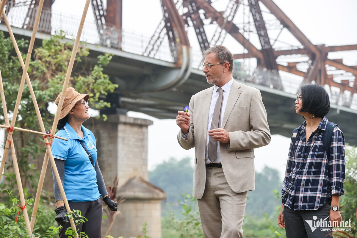 "Năm ngoái tôi đã đi chợ hoa, thăm vườn trồng quất, trồng đào. Hình ảnh người dân vận chuyển bất cứ thứ gì trên chiếc xe máy, đi lại tấp nập trên đường phố cũng rất đặc biệt. Tôi đã chụp rất nhiều ảnh người dân chở đào, quất cồng kềnh."