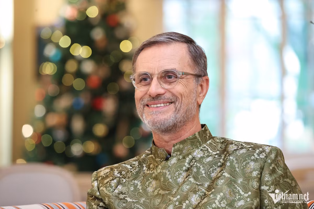 "Ở Việt Nam một thời gian, tôi mới phát hiện đàn ông cũng có thể mặc áo dài, dù chỉ trong những dịp hiếm hơn, long trọng hơn. Chính vì vậy, tôi đã đặt may một bộ áo dài từ một nhà thiết kế nổi tiếng và rất vinh dự được mặc nó trong dịp Tết này."