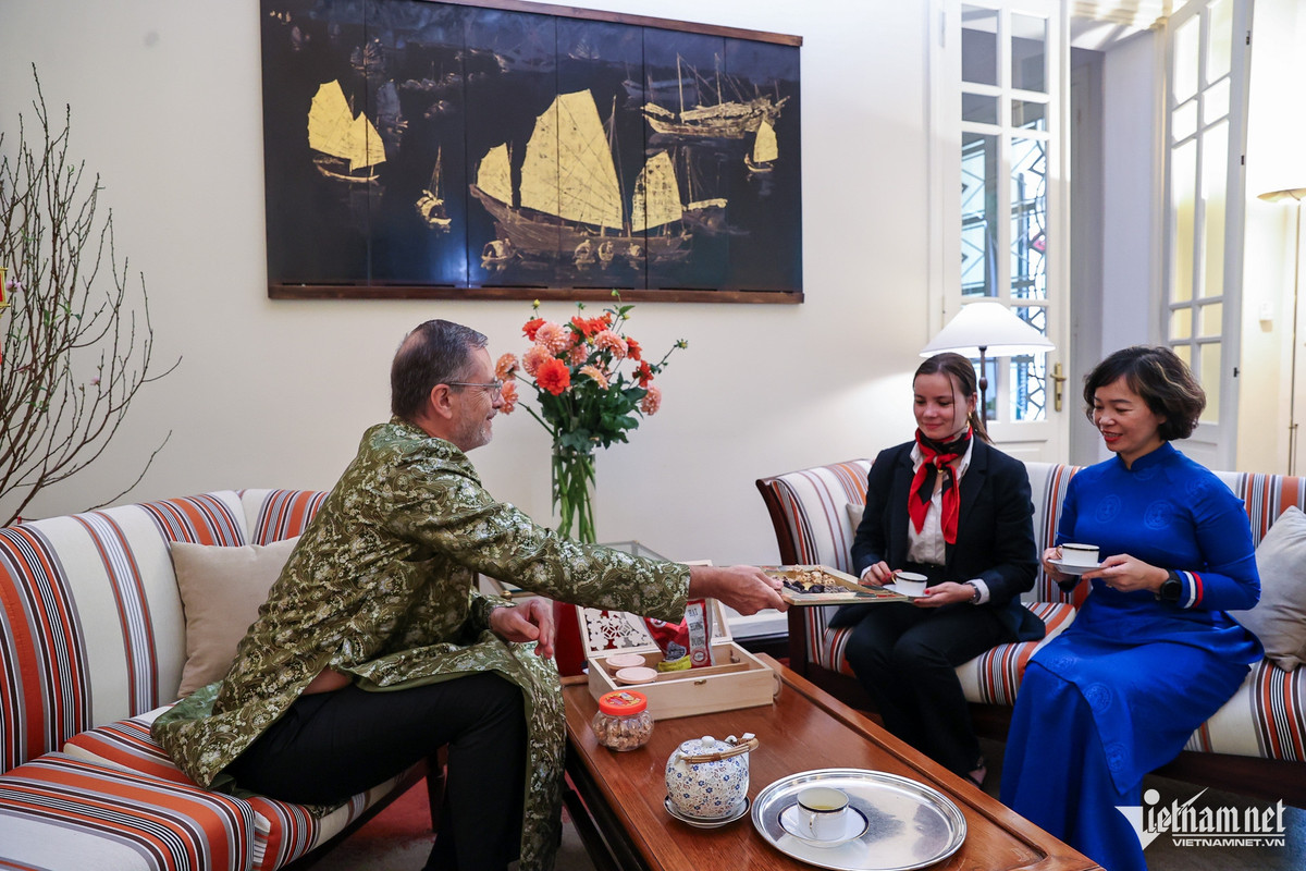 "Còn một điểm đặc biệt nữa ở Hà Nội mà tôi rất thích là thành phố vẫn giữ được những nét cổ kính của riêng mình, đặc biệt ở các khu phố trung tâm. Đây cũng là một thách thức với thủ đô trong thời gian tới khi làm sao vừa phát triển, hiện đại hóa nhưng vẫn giữ được bản sắc riêng."