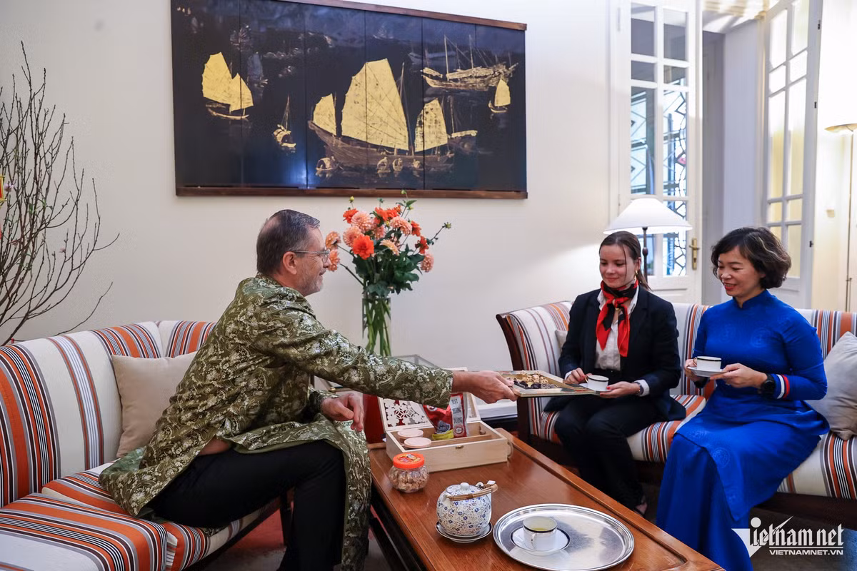 "Còn một điểm đặc biệt nữa ở Hà Nội mà tôi rất thích là thành phố vẫn giữ được những nét cổ kính của riêng mình, đặc biệt ở các khu phố trung tâm. Đây cũng là một thách thức với thủ đô trong thời gian tới khi làm sao vừa phát triển, hiện đại hóa nhưng vẫn giữ được bản sắc riêng."